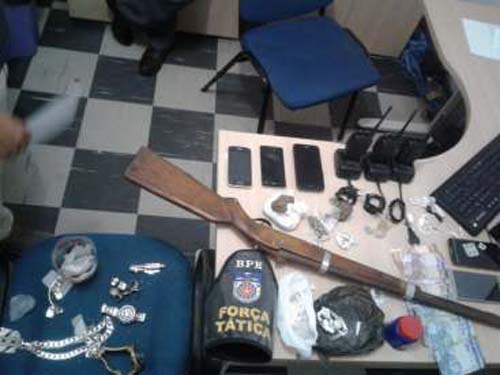 Trio é preso durante operação com espingarda, drogas e dinheiro