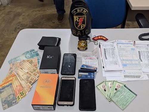 Dupla suspeita de estelionato é presa com dinheiro e documentos falsos