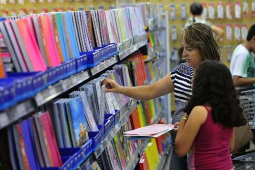 Saiba quais são seus direitos na hora de comprar material escolar coletivo