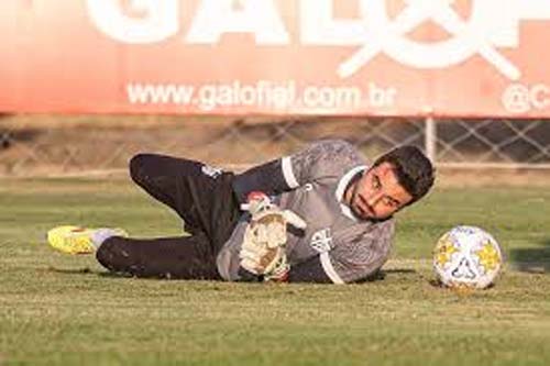 Roqueiro, pai e estudioso: conheça o goleiro que parou o Santos na Copa do Brasil