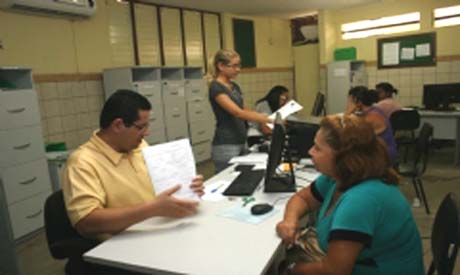 Depois da pré-matrícula online, pais completam processo nas escolas estaduais