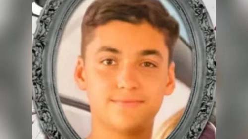 Adolescente leva choque ao usar celular carregando e morre em Goiás