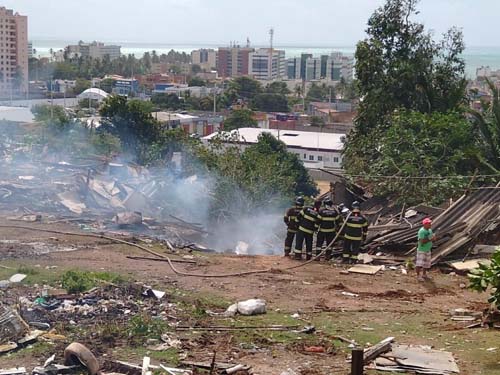 Revoltados com reintegração de posse, moradores realizam protesto.