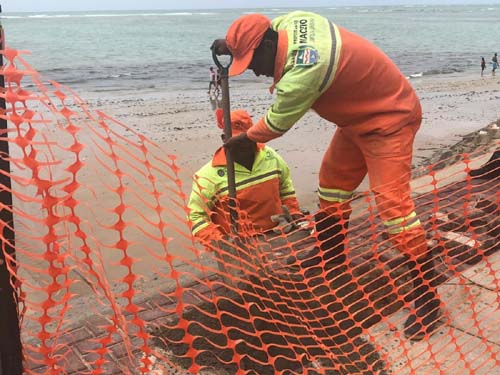 Após estragos da ressaca do mar, Seminfra realiza reparos na orla de Maceió