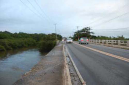 Bando aborda casal, rouba carro e leva mulher como refém em Maceió