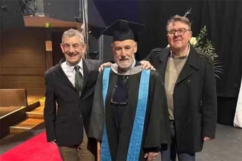 Médico de 95 anos é o mais velho a concluir mestrado em universidade de Londres