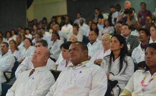 Médicos cubanos poderão pedir autorização de residência no Brasil em qualquer unidade da PF