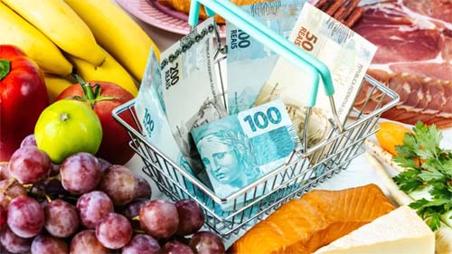 Consumidor reduz compras para driblar inflação e prioriza itens essenciais