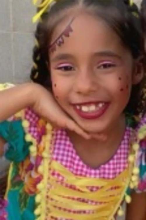 Mãe é presa suspeita de matar filha com facada no pescoço após surtar em Rio Largo