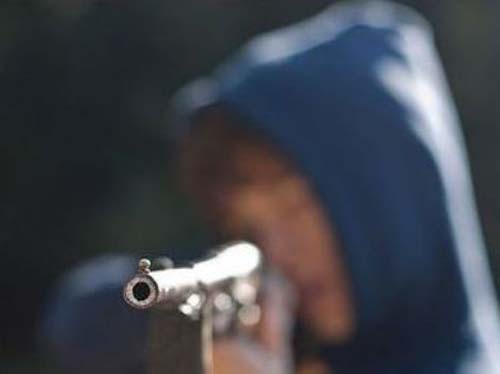 Menino de 5 anos mata a irmã com rifle que ganhou de aniversário