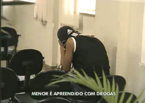 Menor tenta fugir por tubulação de esgoto, mas é apreendido com cocaína e crack