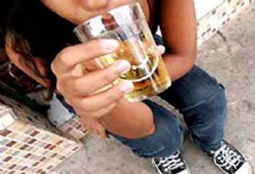 Senado torna crime venda de bebida alcoólica para menores de 18 anos