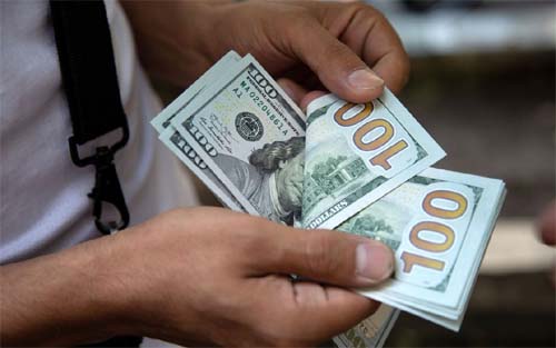Em dia tenso no mercado, dólar fecha em alta e vai a R$ 5,31