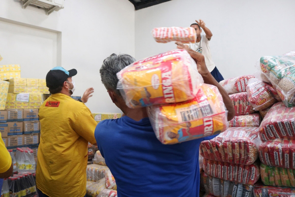 Cerca de 40 toneladas de alimentos apreendidos são doados a instituições sociais
