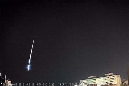 Meteoro e fenômeno luminoso são registrados no céu de Porto Alegre