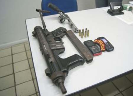 Quadrilha é presa com submetralhadora de uso restrito da Polícia Militar 