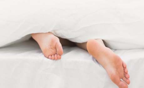 Mania de mexer as pernas antes de dormir encurta o sono de muita gente