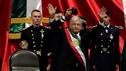 López Obrador toma posse e promete transformação radical no México