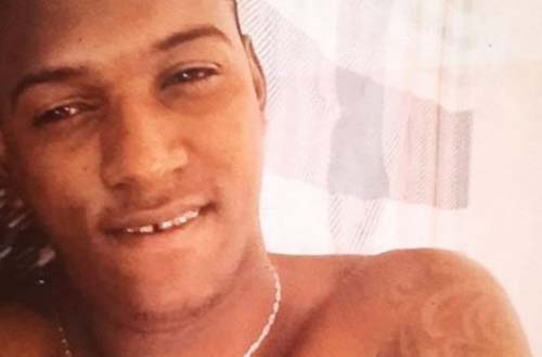 Jovem é morto a tiros na casa da mãe