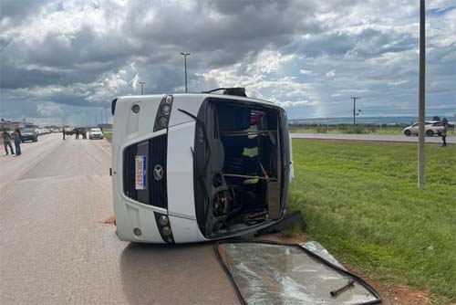 Micro-ônibus tomba na BR-070 e deixa cerca de 20 feridos no DF