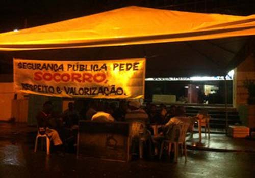 Militares mantêm vigília em prédio público e prometem novos protestos