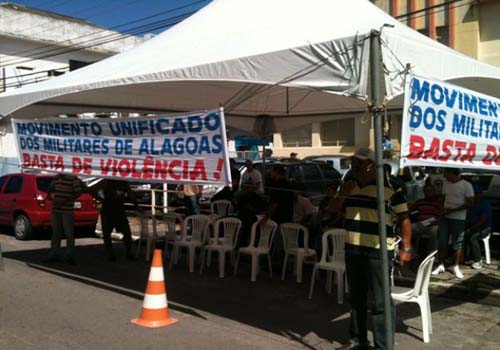 Militares tentam entregar pauta de reivindicações ao governo do Estado