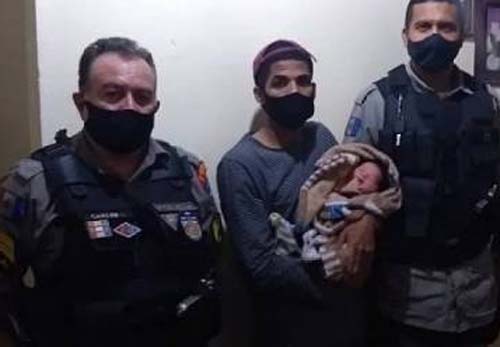 Policiais do 2° BPM salvam bebê que estava engasgado