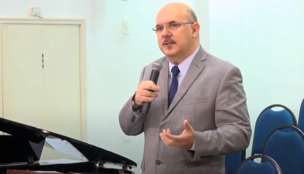 ‘Foi um recuo tático, não quis ser intransigente’, diz ministro da Educação sobre adiar volta às aulas