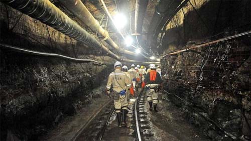 Quase 300 mineradores ficam presos em mina de ouro na África do Sul