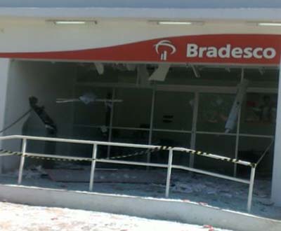 Bandidos rendem PMs e explodem caixa eletrônico em Minador