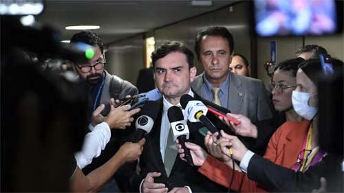 União Brasil exclui oficial do partido após seu alinhamento com o governo Lula