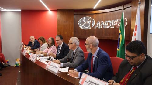 Ministro da Educação reúne reitores de universidades federais]