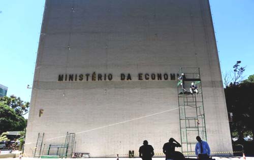 Governo avalia ter de recriar até 10 ministérios