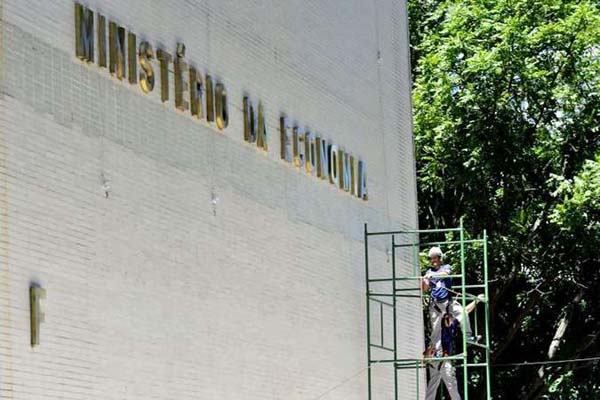 Governo tem plano em três etapas para mudar regras para servidores