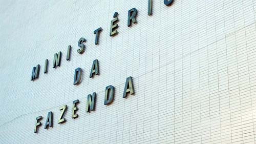 Brasileiros têm que trabalhar 40% do ano só para pagar impostos