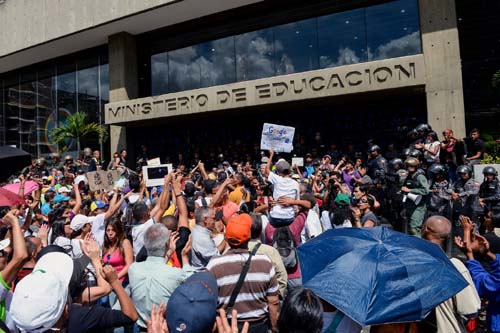 Com salário mínimo de R$ 104,31, professores protestam por aumento na Venezuela
