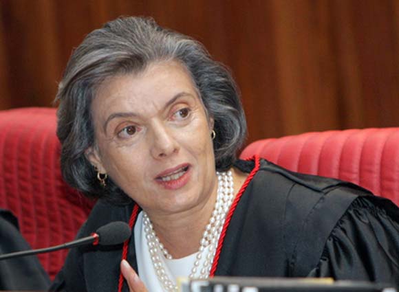 Ministra Cármen Lúcia será a primeira mulher a presidir o TSE