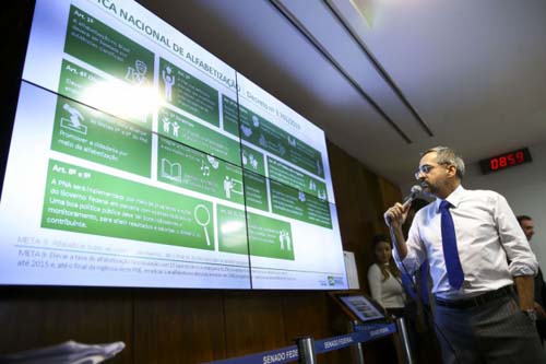 Ministro da Educação diz que bloqueio não é corte e que medida pode ser revista