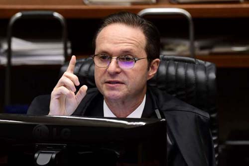 Ministro do STJ declara-se impedido para julgar recurso de Lula