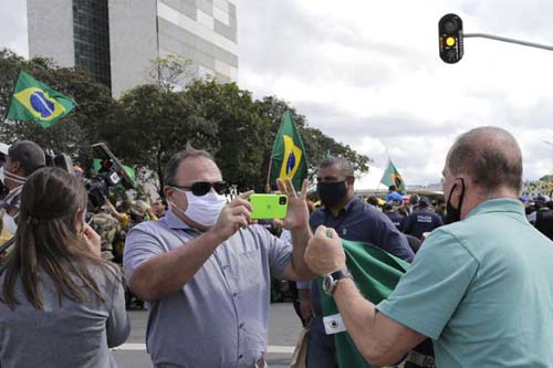 Após liberar cloroquina, ministro interino da Saúde acompanha Bolsonaro em protesto