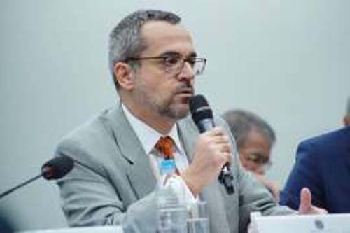 Ministro da Educação defende corte e é criticado por falta de propostas