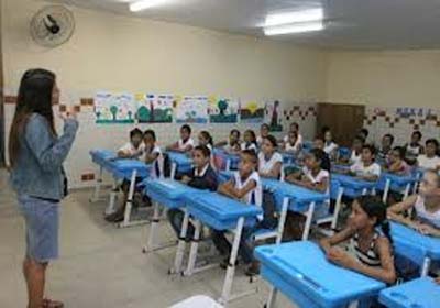 Educação convoca monitores e prevê edital de concurso em 45 dias