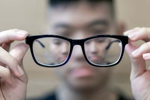 Casos de miopia aumentam sob alerta de que o estilo de vida das crianças tenha relação com a epidemia