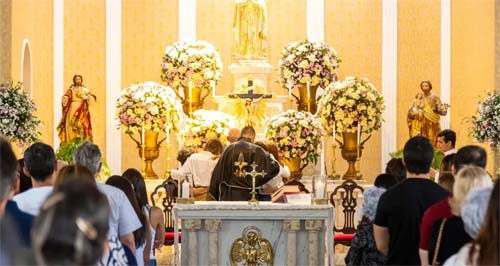 Tristeza e homenagem marcam missa de 7º dia de médica alagoana morta em incêndio na Tailândia