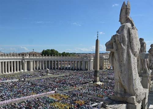Primeira missa após sepultamento de papa Francisco reúne 200 mil no Vaticano