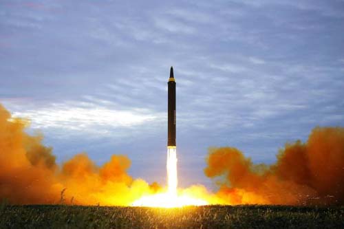 Coreia do Norte lança novos mísseis, dificultando negociações com EUA