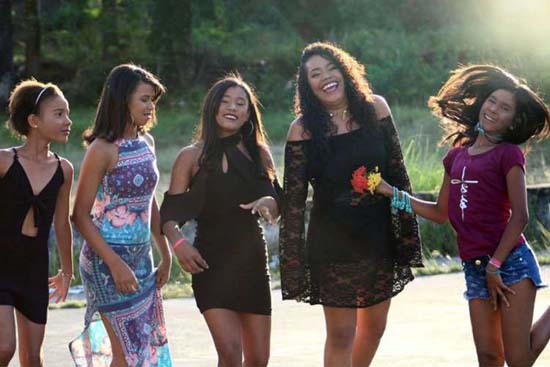 Meninas que moram em abrigos em Murici ganham ensaio fotográfico