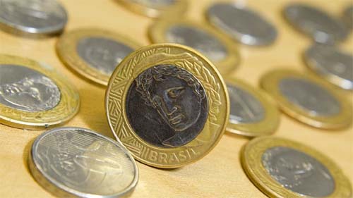 Busca por crédito cai 14,8% em outubro, diz Serasa; queda é a maior do ano