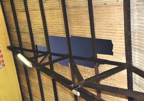 Telhas de amianto caem em hall da Escola Monsenhor Clóvis em União dos Palmares e assusta professores e estudantes