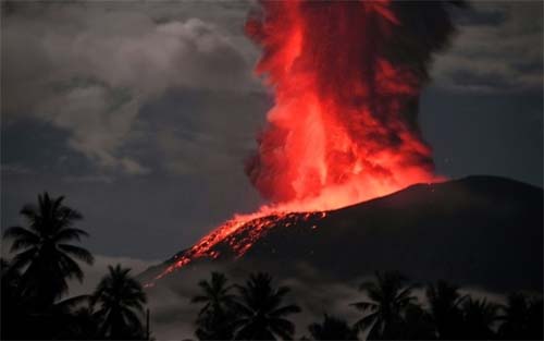 Erupção do Monte Ibu na Indonésia: Lava e Fumaça de 4 km no Céu